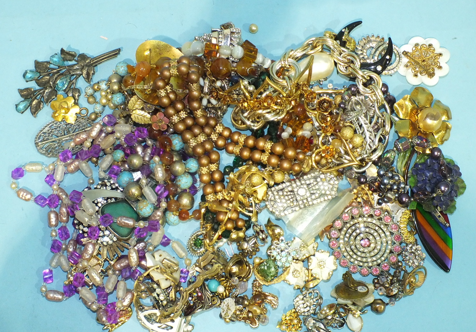 A quantity of costume jewellery.