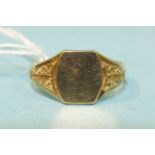 A 9ct gold signet ring with engraved decoration, size Y, 5.2g.