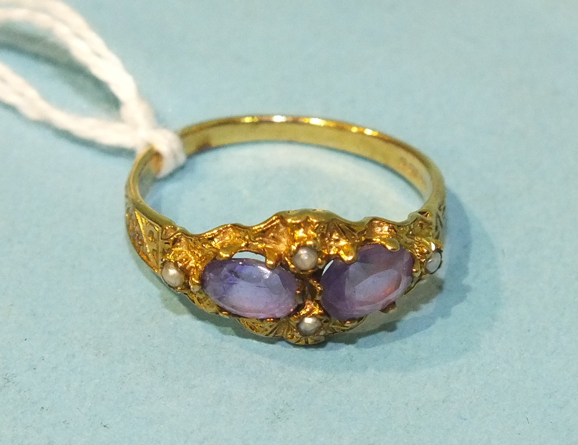 An amethyst and seed pearl Victorian-style ring in 9ct gold mount, size M½, 2g.