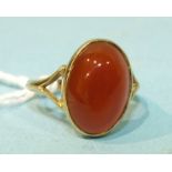 A 9ct gold ring set cornelian cabochon, size J, 2.9g.