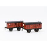 MÄRKLIN zwei Güterwagen 17220 und 18750, Spur 0, ca. 1930er Jahre, Blech, rotbraunes Gehäuse, 2-