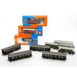 Meist ROCO Konvolut Wagons, Spur H0, u.a. Kesselwagen, Personenwagen, Güterwagen, tlw. in Kartons,