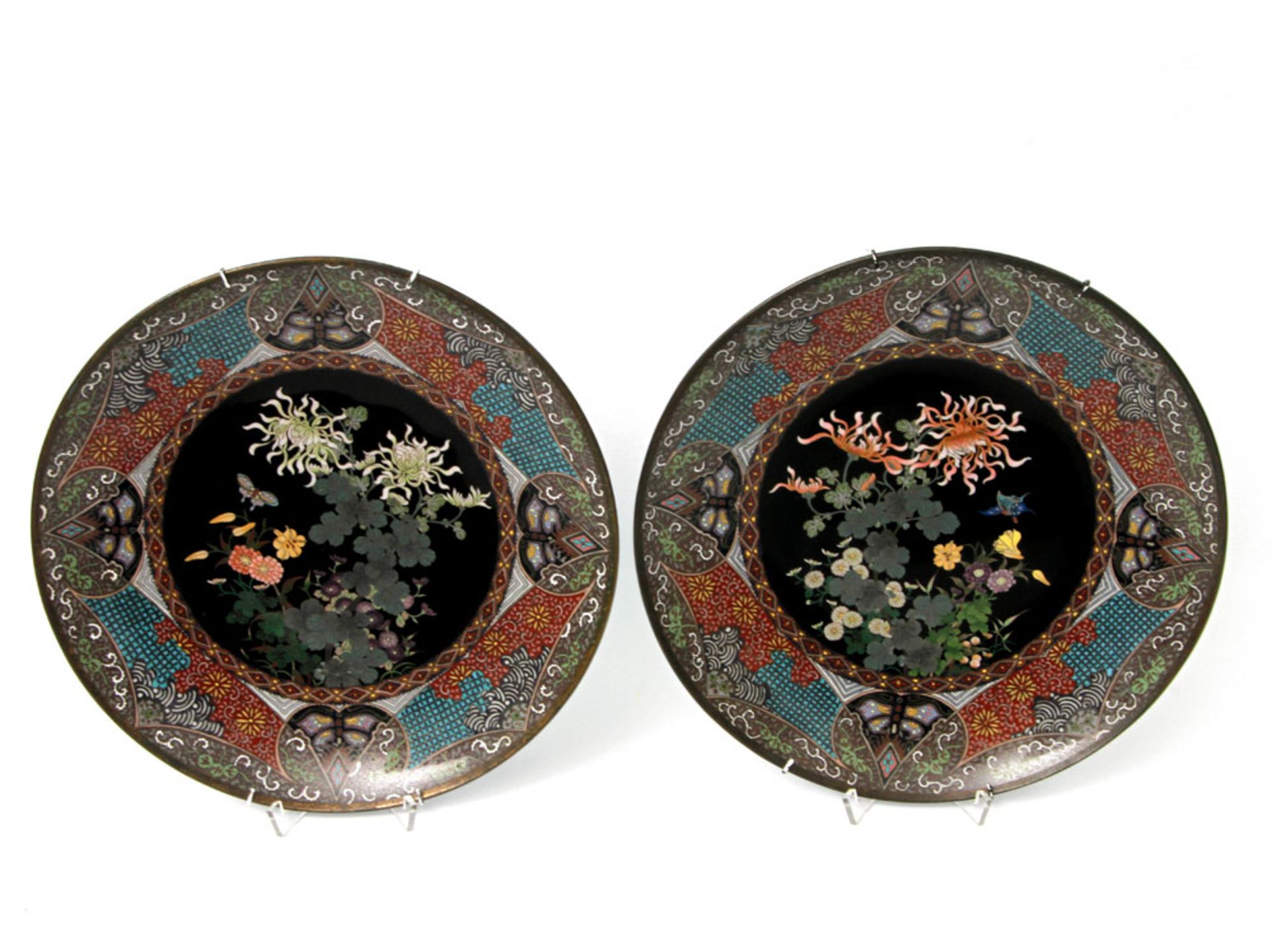 Paar feine Cloisonné-Teller, JAPAN, Meiji-Periode jeweils zentrales Medaillon mit feiner Darstellung