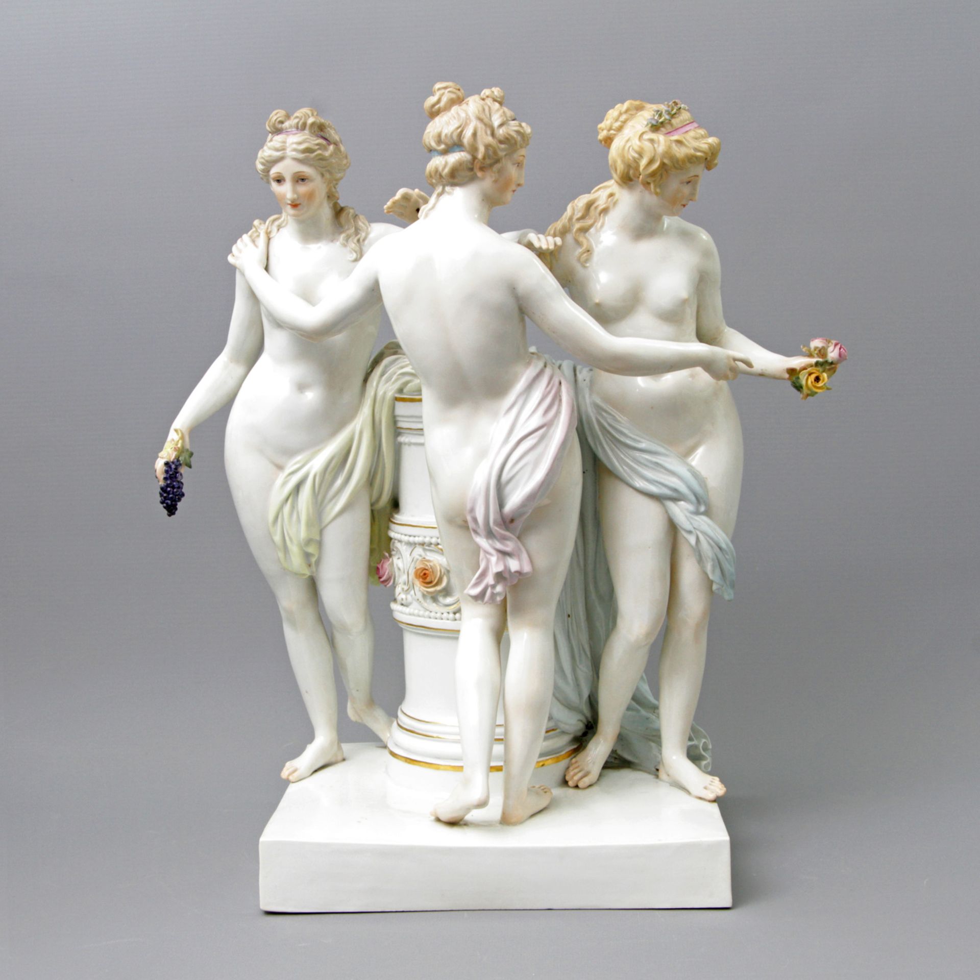 MEISSEN herausragende Figurengruppe "Die drei Grazien", 1. H. 20.Jh., 2. Wahl. Entwurf von Johann