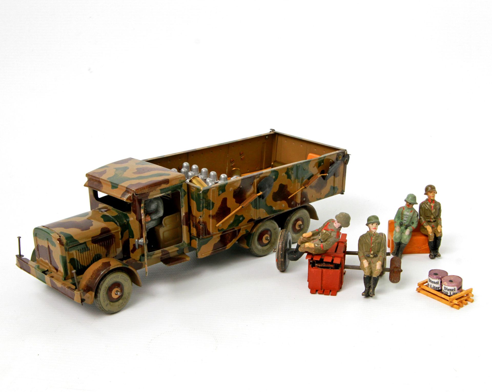 Militärspielzeug: wohl Mannschaftstransporter, Blech, mimikry. Mit vier Soldaten, Fahrer, seitlichen