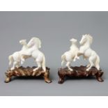 Paar Pferdeskulpturen aus Elfenbein. CHINA, um 1900 jeweils zwei sich einander zugewandte,