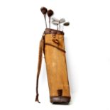 GOLFBAG MIT SCHLÄGERN Englang, um 1900, Leder/Stoff, Golfbag mit starken Alters- und