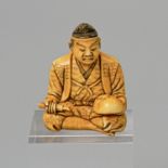 Feines Netsuke eines Mannes aus Elfenbein. JAPAN, Meiji-Periode (1868-1912) sitzender