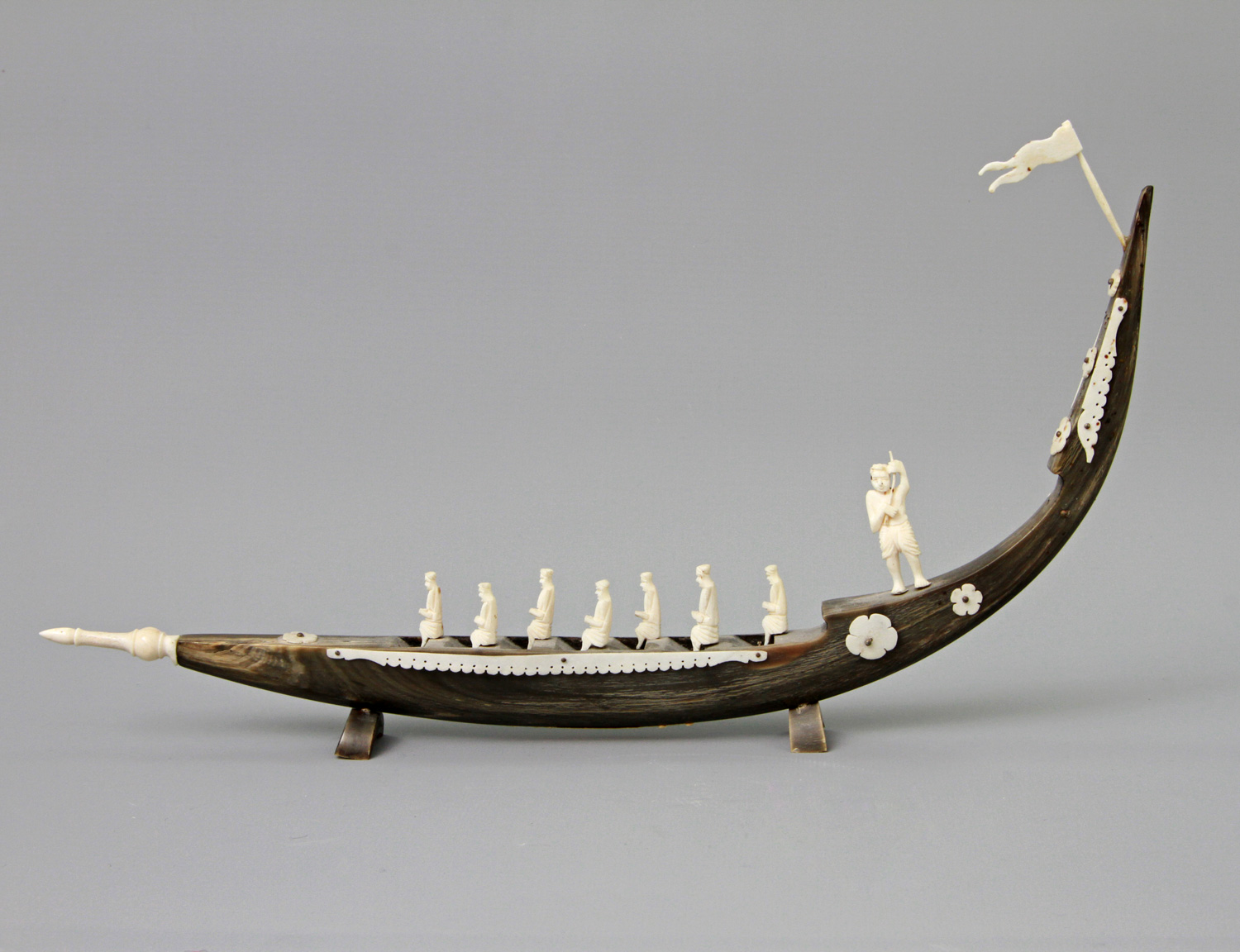 Vitrinenobjekt: Barke aus Horn Verzierungen und 8 kleine Figuren aus Bein, L ca. 35 cm, besch.