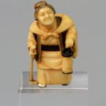 Feines Netsuke einer Frau aus Elfenbein. JAPAN, Taisho-Periode (1912-1926) stehende Darstellung,