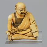 Feines Netsuke eines sitzenden Mannes aus Elfenbein. JAPAN, Meiji-Periode (1868-1912) sitzender