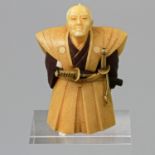 Feines Netsuke eines alten Mannes aus Elfenbein. JAPAN, Taisho-Periode (1912-1926) stehende