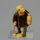 Feines Netsuke eines Mannes mit Stock aus Elfenbein. JAPAN, Taisho-Periode (1912-1926) er