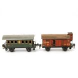 MÄRKLIN zwei Wagen 17270/ 17910, Spur 0, Personenwagen 17270: gemarkt und bez., Blech, grün, 2-