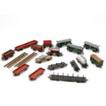 MÄRKLIN Konvolut von 16 Wagons, Spur H0, bestehend aus BP-Kesselwagen BN 598 210 der DB, Gepäckwagen