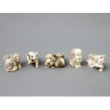 Konvolut: 5 Netsuke aus Elfenbein, JAPAN, Taisho-Periode (1912-1926) 1 Drache, 1 Shishi mit