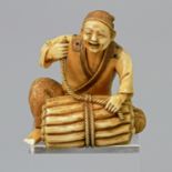 Feines Netsuke eines Mannes aus Elfenbein. JAPAN, Meiji-Periode (1868-1912) sitzende Darstellung