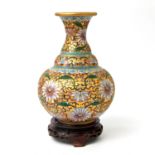 Cloisonné-Vase. CHINA, 1. Hälfte 20. Jh. bauchige Enghalsform verziert mit Crysanthemen und