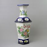 Bodenvase. CHINA sechseckige Form, umlaufend mit Blüten bemalt, tlw. auf unterglaurblauem Fond, H