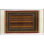 Seidenteppich. ÖZIPEK/HEREKE, 21. Jh., 46x30 cm das Innenfeld und der Bordürenrahmen sind mit