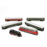 MÄRKLIN 2 Loks und 4 Wagons, bestehend aus Diesellok der DB, V 200 027, rot/grau, Guss; Tenderlok TM