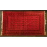 Orientteppich. AFGHAN/AFGHHANISTAN, 20. Jh., ca. 383x269 cm das leuchtend rote Innenfeld ist