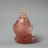 Snuffbottle in Form eines Fisches aus Rosenquarz. CHINA, 1. Hälfte 20. Jh. H 9,5 cm, besch.