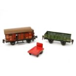 MÄRKLIN/ KIBRI zwei Güterwagen und ein Gepäckkarren 17910/ 17610, Spur 0, MÄRKLIN: Gedeckter