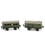 MÄRKLIN zwei Wagen 17250/ 17260, Spur 0, Personenwagen 17250: gemarkt und bez., Blech, grün, 2-