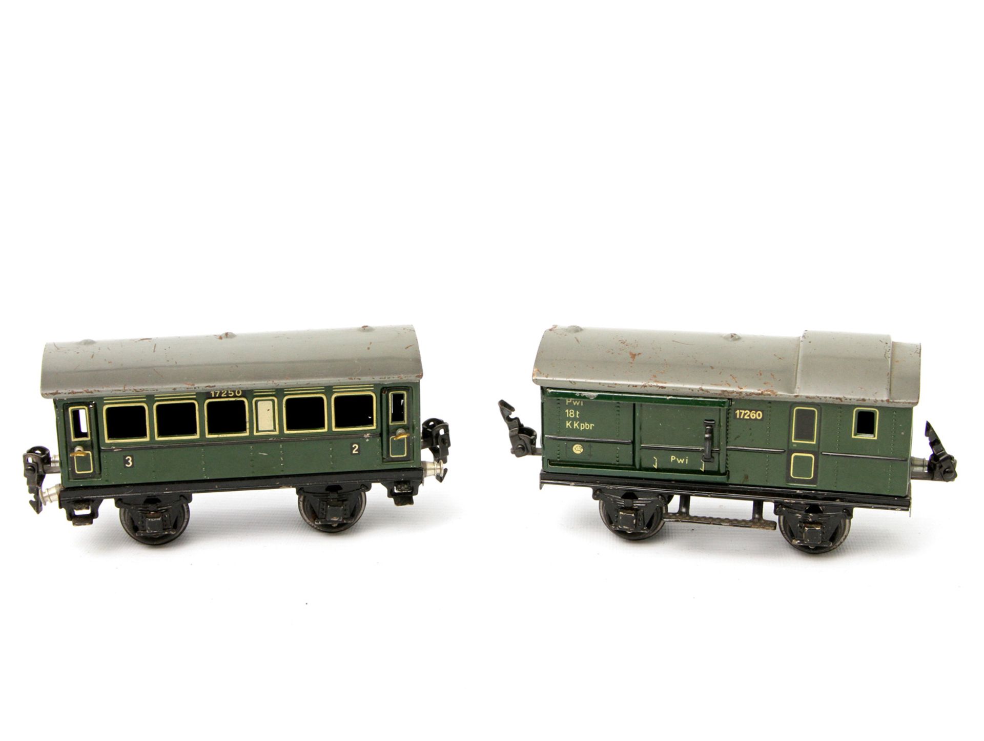 MÄRKLIN zwei Wagen 17250/ 17260, Spur 0, Personenwagen 17250: gemarkt und bez., Blech, grün, 2-