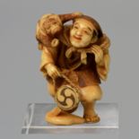 Feines Netsuke eines Mannes aus Elfenbein. JAPAN, Meiji-Zeit (1868-1912) stehende Darstellung