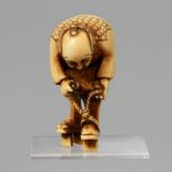 Netsuke eines alten Mannes aus Elfenbein. JAPAN, Meiji-Periode (1868-1912) stehende, nach vorne