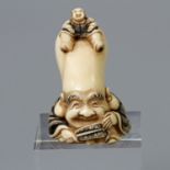 Feines Netsuke des Fukurokuju. JAPAN, Meiji-Periode (1868-1912) sitzende Darstellung, auf dem