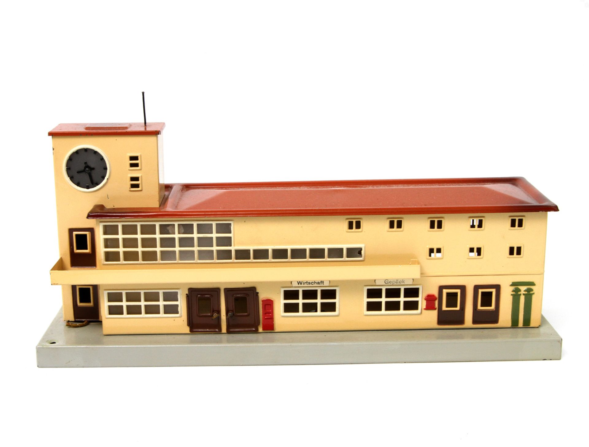 MÄRKLIN Bahnhof "Friedrichshafen", auf Unterseite gestempelt "MÄRKLIN Made in Germany". Polychrom