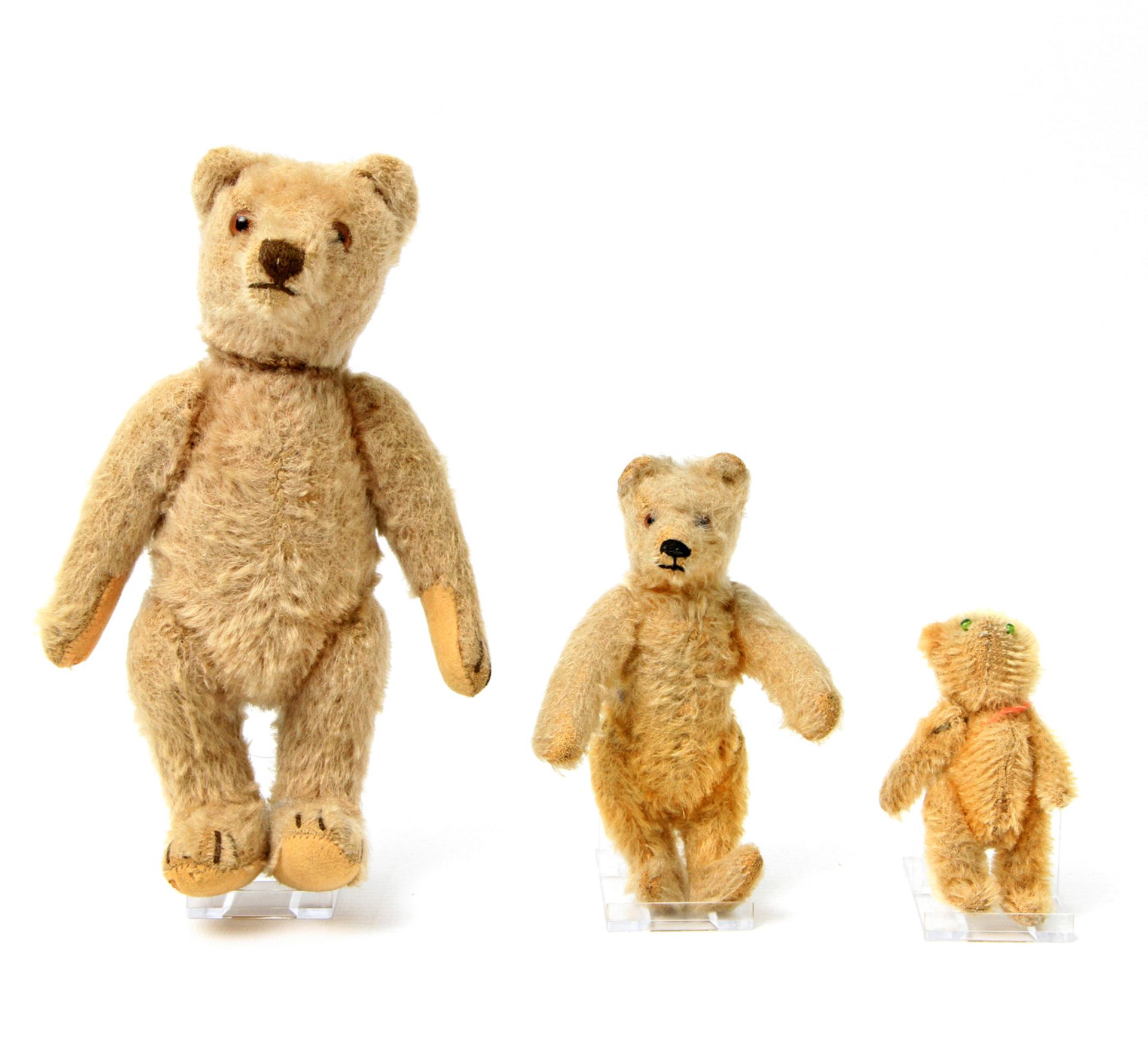 Drei Teddybären, Mohair, blondes Fell, bespielt. Großer Teddy: braune Glasaugen, braune Nasen- und