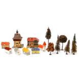 Konvolut von acht Miniaturgebäuden und Zubehör, Holz farbig gefasst, bestehend aus u.a. Forsthaus,