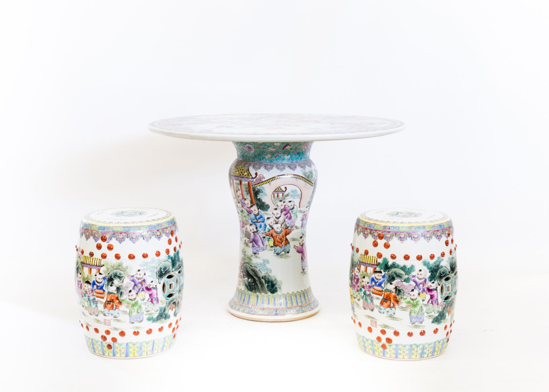 Famille rose - Gartenmöbel-Set aus Porzellan, 3tlg. CHINA bestehend aus einem Gartentisch (H 69