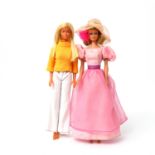 MATTEL Zwei Barbiepuppen, 2.H. 20.Jh., bestehend aus 1x Barbie: Hellblonde Haare, blaue Augen,