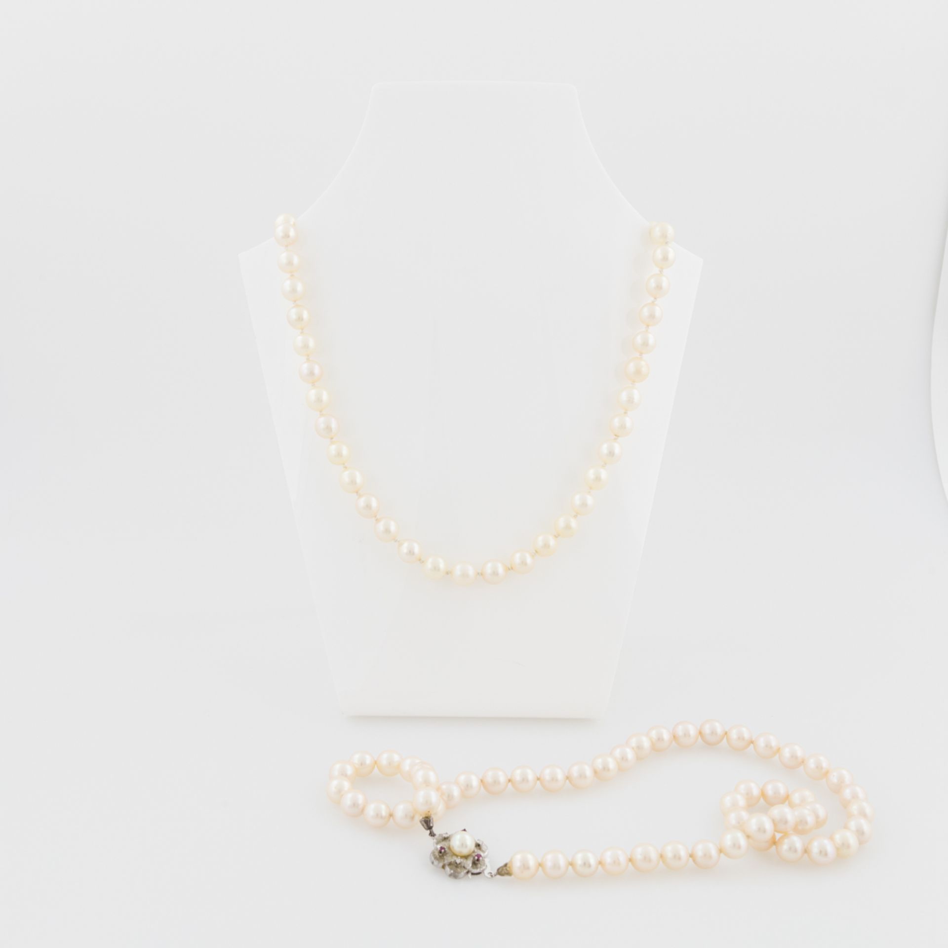 Konvolut: 2 Perlencolliers : 1 x Perlencollier Zuchtperlen ca. 6 mm mit Schließe WG 14 K bes. mit