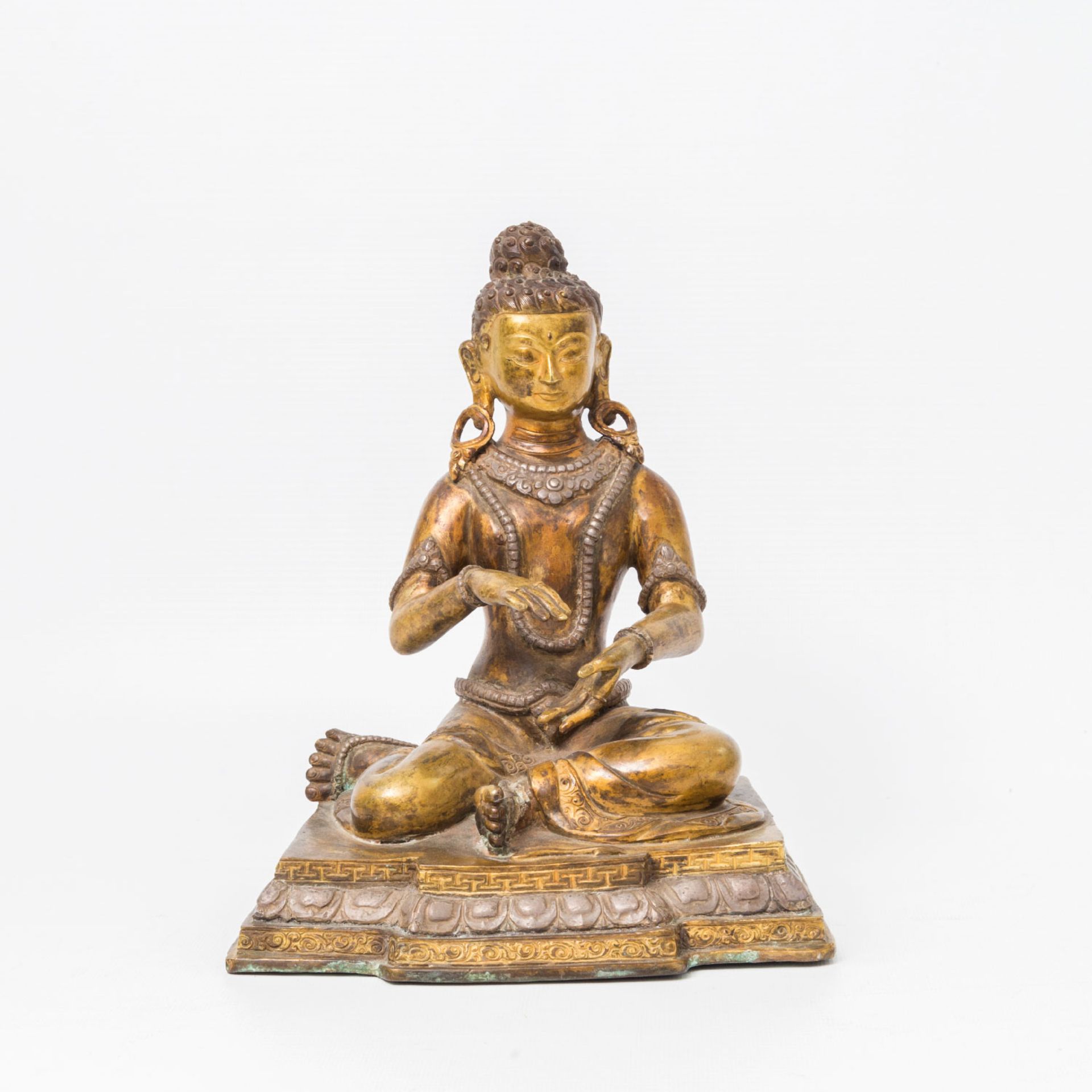 Buddha aus Messingbronze. TIBETOCHINESISCH, wohl 19. Jh. Buddha sitzt in lockerer Haltung und mit