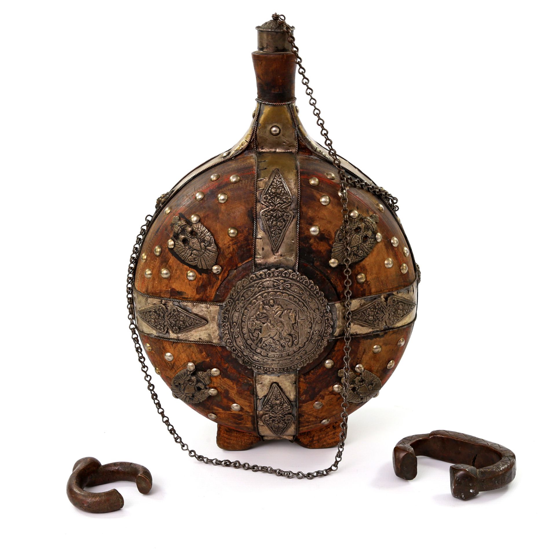 Konvolut 3tlg.:1 Wasserflasche und zwei Manillen Llinsenförmige Trinkflasche aus Holz mit