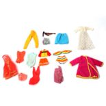 Kleidung für Barbiepuppen, bestehend aus Mantel, Jacke, Kleid, Rock, Hose, 2x Oberteil, Pulli, Tuch,