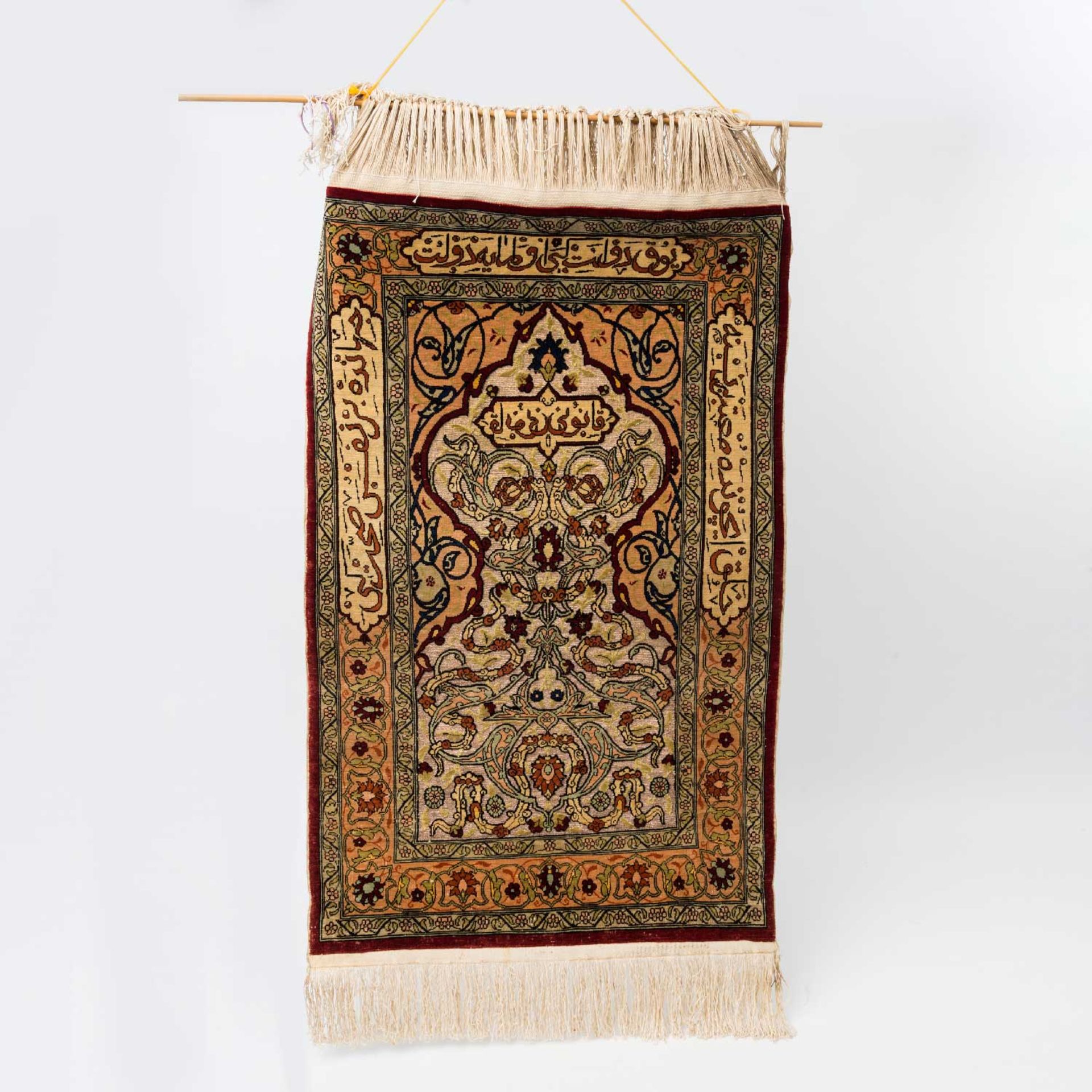 Orientteppich aus Seide. HEREKE/TÜRKEI, 20. Jh., 79x51 cm goldbroschiertes Mihrab, gemustert mit