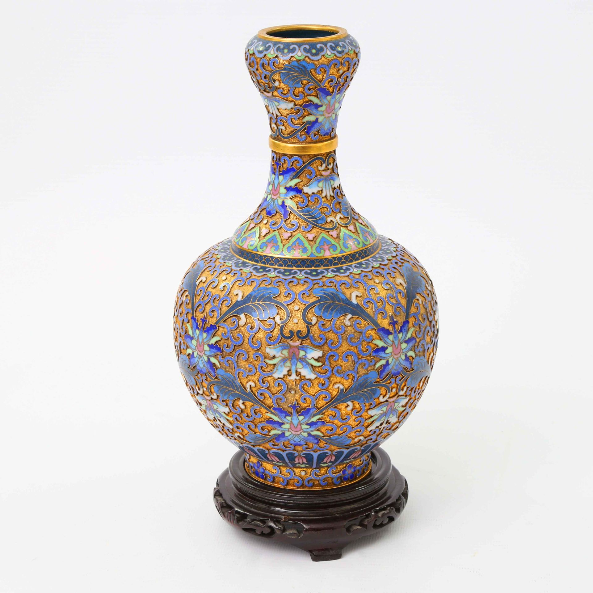 Email-Cloisonné Vase. CHINA, 20. Jh. gtebauchte Form mit hohem, engem Hals. Reliefmuster von