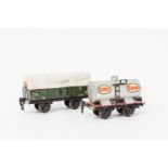 MÄRKLIN zwei Güterwagen, Spur 0, Blech, bestehend aus Planewagen 1763, 1931-1955: grün, lithogr.,