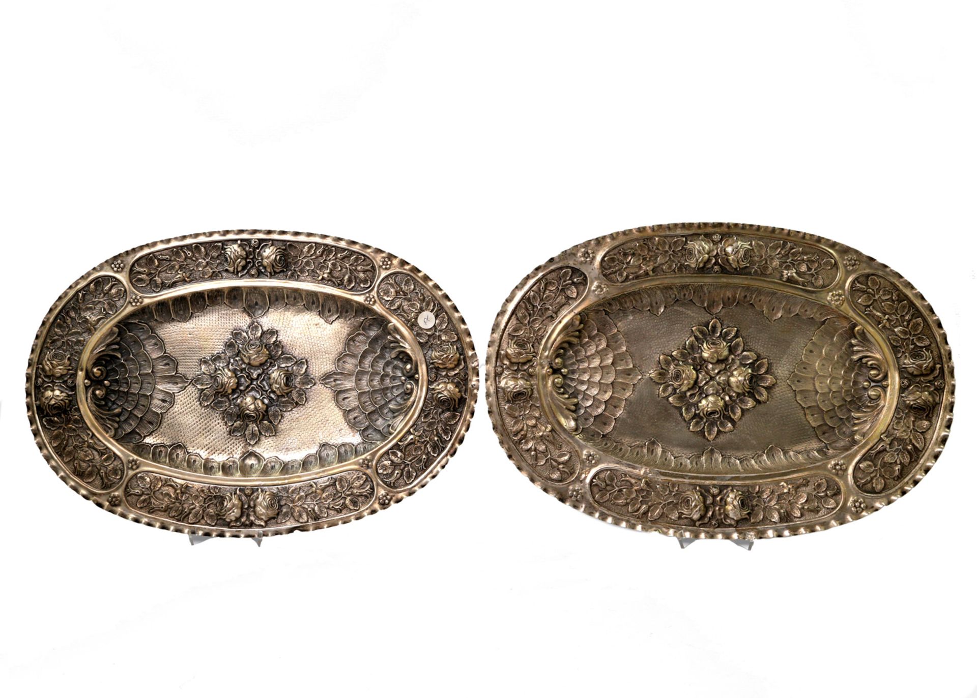 DEUTSCH Paar Prunkplatten, Silber, 19. Jhd. Ovalplatten mit erhabenem Rosendekor, im Spiegel