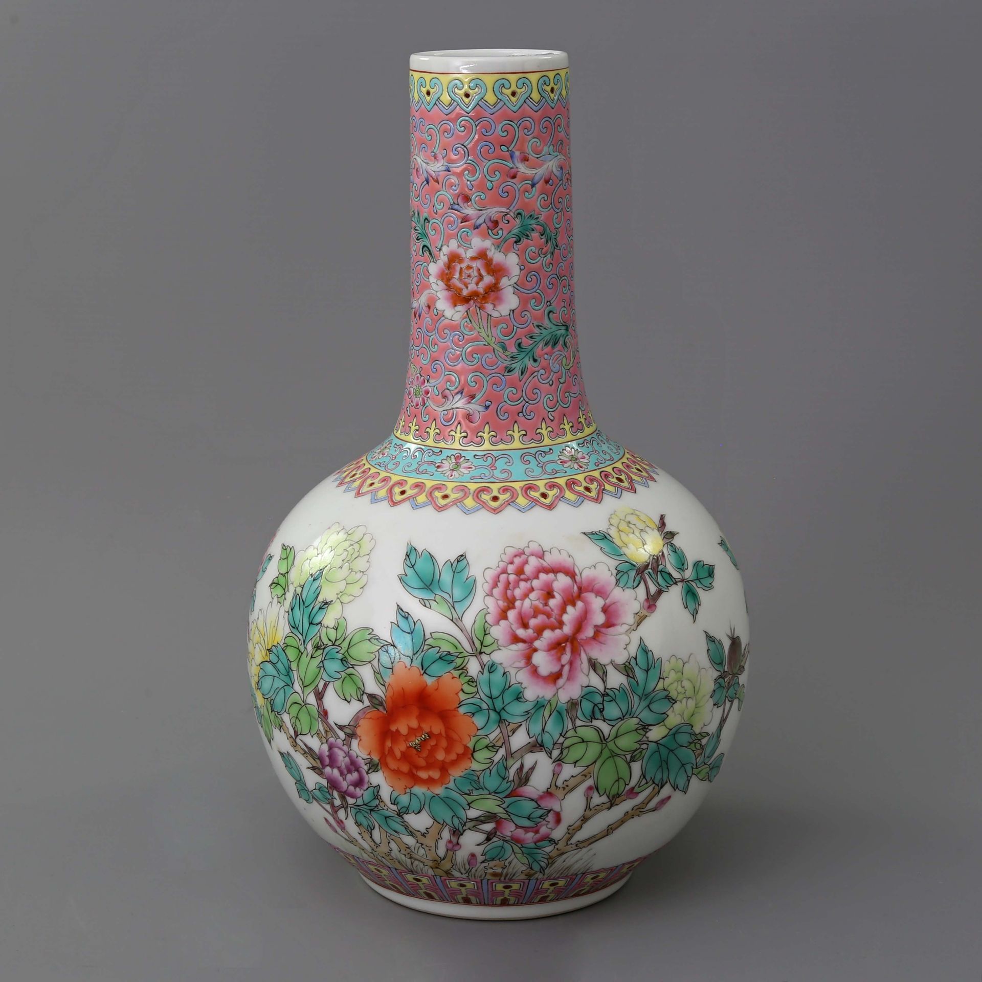 Famille Rose-Vase. CHINA, 20. Jh. kugelige Form mit langem Hals. Schauseitig mit Chrysanthemen