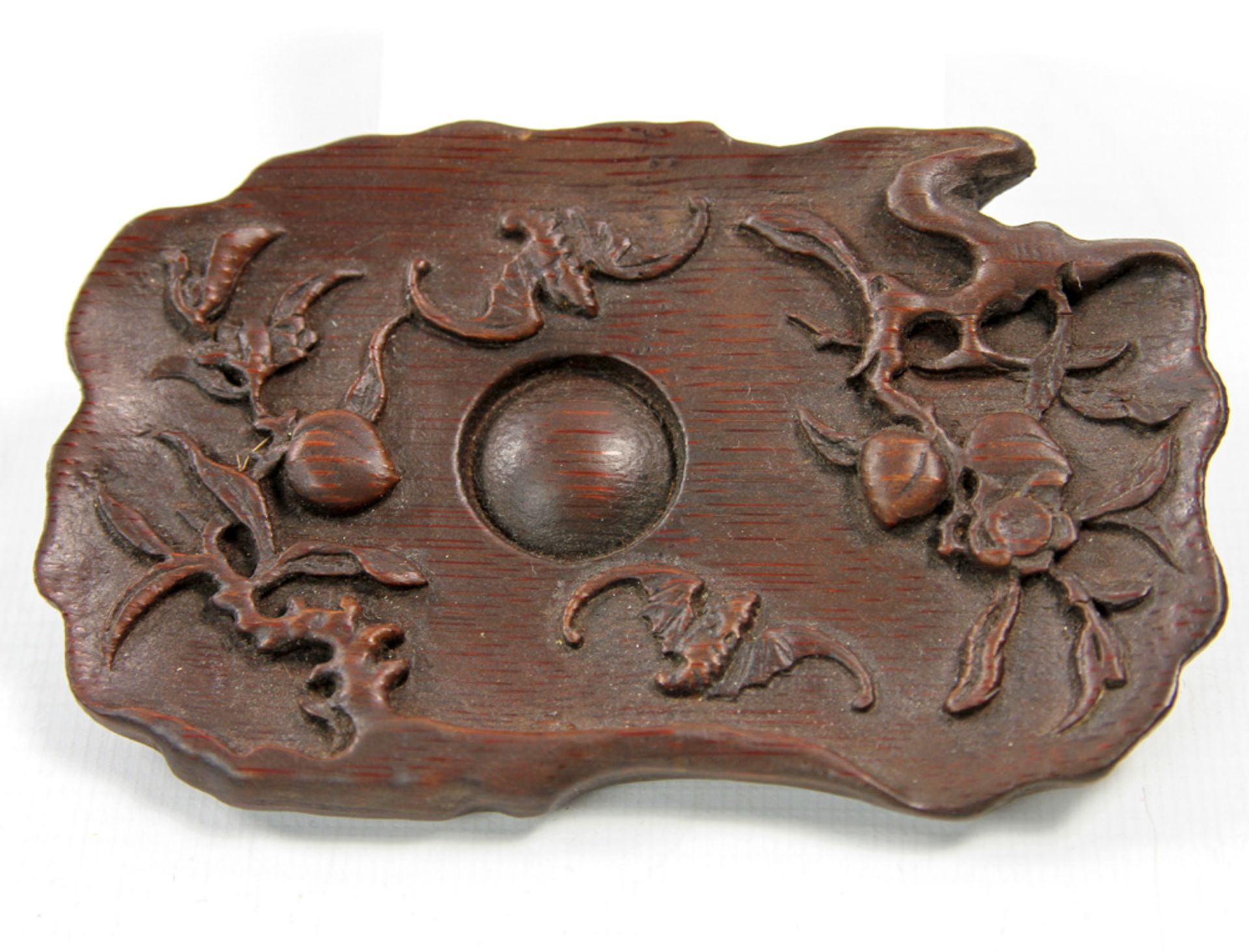 Pinselablage aus Bambusholz. CHINA, Republik-Periode beschnitzt mit Früchten und Fledermäusen, L ca.