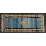 Orientteppich. GABEH/PERSIEN, 20. Jh., 181x80 cm der changierend, indigoblaue Fond des Innenfeldes
