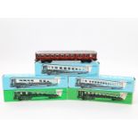 MÄRKLIN vier Personen- und ein Gepäckwagen, Spur H0, Blech-Gehäuse, bestehend aus 4024 DSG